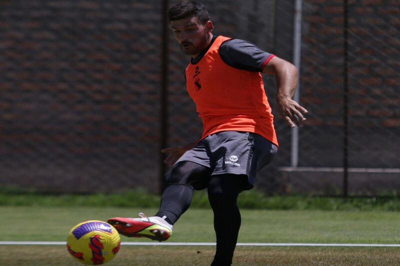 Bernardo Cuesta, goleador de FBC Melgar, sostiene que Cristal es un rival difícil, pero el domingo saldrán a ser protagonistas.