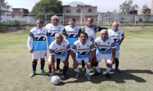 VIGENTE. Francisco Huayta, que a sus 77 años sigue jugando y dándole a la pelota, es figura en los torneos del adulto mayor.