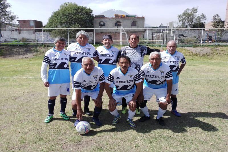 VIGENTE. Francisco Huayta, que a sus 77 años sigue jugando y dándole a la pelota, es figura en los torneos del adulto mayor.