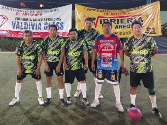 Chicos de Vidriería Virgen de Chapi dejan todo en la cancha.